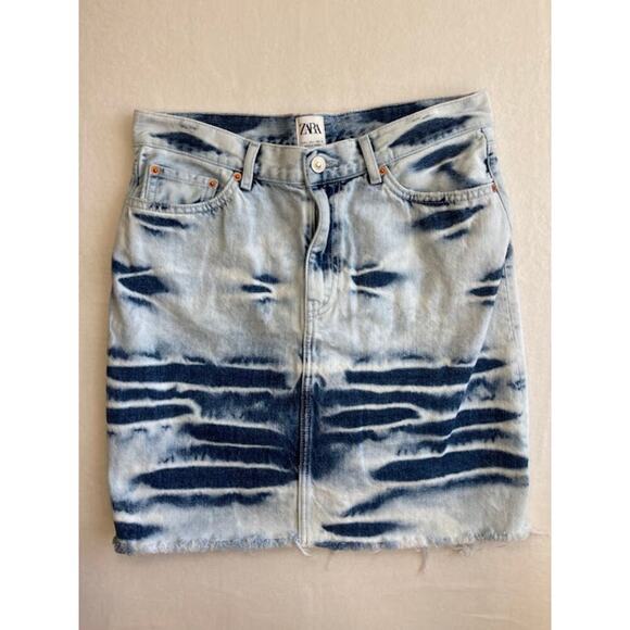 Women's Zara Size Large Acid Wash Denim Skirt Straight Raw Hem - Picture 1 of 6